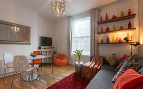 The Wanderlust - 1 Bedroom Apartment L Sleeps 4 With Sofa Bed L Prime Location Plus Free Wifi L Perfect For Business & Leisure Travelers L 15Percent Off Weekly & 20Percent Off Monthly Stays!